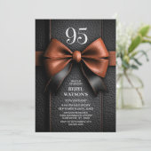 Invitation Fête d'anniversaire de 95 ans Tan Leather Bow (Debout devant)