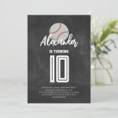 Invitation Fête d'anniversaire de baseball sur tableau noir (Debout devant)
