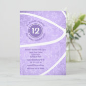 Invitation fête d'anniversaire de basket-ball violet (Debout devant)