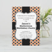 Invitation Fête d'anniversaire de Chevron noir et orange (Debout devant)