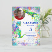 Invitation Fête d'anniversaire de dinosaure coloré (Debout devant)