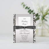 Invitation Fête d'anniversaire de femme en noir cravate damas (Debout devant)