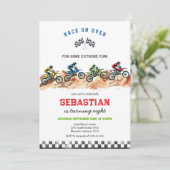 Invitation Fête d'anniversaire de garçon de course de moto de (Debout devant)
