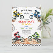 Invitation Fête d'anniversaire de garçon de course de moto de (Debout devant)