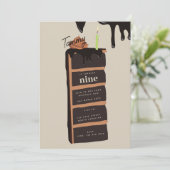 Invitation Fête d'anniversaire de gâteau au chocolat (Debout devant)