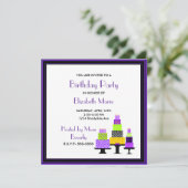 Invitation Fête d'anniversaire de gâteaux de pourpre et de (Debout devant)