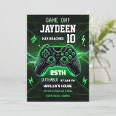 Invitation Fête d'anniversaire de jeu vidéo vert (Debout devant)