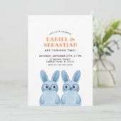 Invitation Fête d'anniversaire de jumeaux Bunny pour bébés ga (Debout devant)