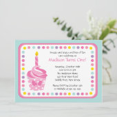 Invitation Fête d'anniversaire de la Cupcake Girl Cute Pink (Debout devant)