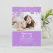 Invitation Fête d'anniversaire de la floraison violette et ar (Debout devant)