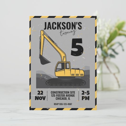 Invitation Fête d'anniversaire de l'enfant à thème de constru (Debout devant)