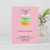 Invitation Fête d'anniversaire de macaron rose (Debout devant)
