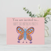 Invitation Fête d'anniversaire de papillon caricaturale pour (Debout devant)