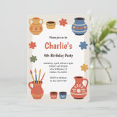Invitation Fête d'anniversaire de peinture de poterie à l'aqu (Debout devant)