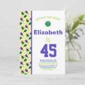 Invitation Fête d'anniversaire de pickleball vert et violet (Debout devant)