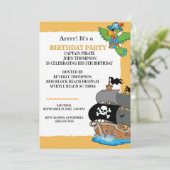 Invitation Fête d'anniversaire de pirate mignon (Debout devant)