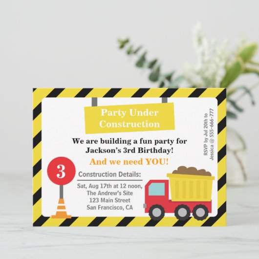 Invitation Fête d'anniversaire de thème de construction de (Debout devant)