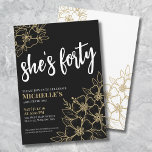 Invitation Fête d'anniversaire des 40 ans de Black Gold<br><div class="desc">Carton d'invitation élégant pour les 40 ans "Quarante Noir Or". Un carton d'invitation amusant mais élégant pour les 50 ans avec des fleurs féminines dorées, noires et blanches pour les jeunes dans l'âme. Veuillez noter qu'il n'y a pas de reflet doré ou de feuille d'or, c'est simplement une couleur. Un...</div>