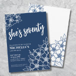 Invitation Fête d'anniversaire des 70 ans en bleu<br><div class="desc">Carton d'invitation pour 70e anniversaire Navy Blue. Une invitation de 70e anniversaire amusante mais élégante avec des fleurs bleues marine et blanches pour les jeunes de cœur. Un motif floral ludique encadre une typographie cursive "elle a soixante-dix ans" mélangée à une police serif plus classique. Célébrez soixante-dix ans de vie...</div>