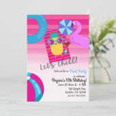 Invitation Fête d'anniversaire d'été ananas cool à la piscine (Debout devant)