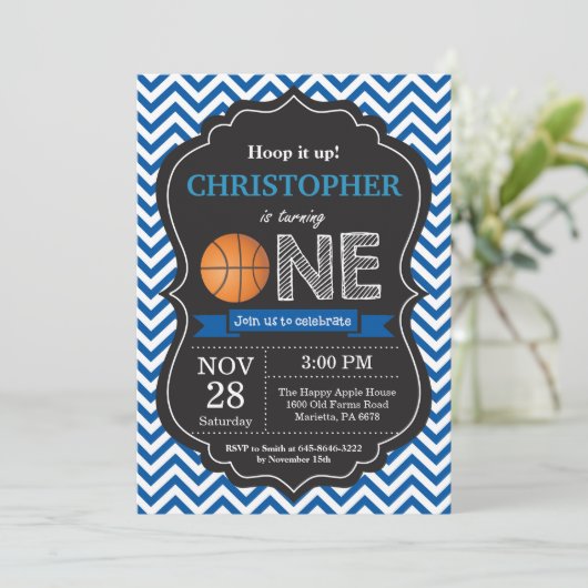 Invitation Fête d'anniversaire d'invitation d'anniversaire de (Debout devant)