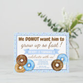 Invitation Fête d'anniversaire Donut pour garçons (Debout devant)