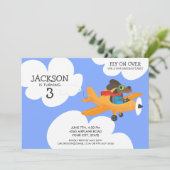 Invitation Fête d'anniversaire du garçon mignon d'avion de (Debout devant)