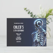 Invitation Fête d'anniversaire du robot squelette argent chro (Debout devant)