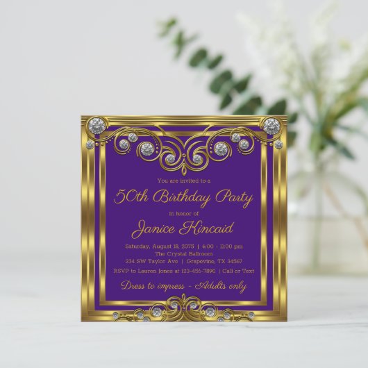 Invitation Fête d'anniversaire élégante pour femme en violet  (Debout devant)