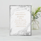 Invitation Fête d'anniversaire en marbre argenté faux doré mo (Debout devant)