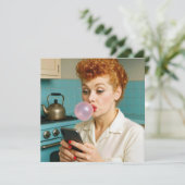 Invitation Fête d'anniversaire Femme rétro envoyant un texto (Debout devant)