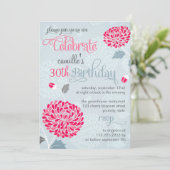 Invitation Fête d'anniversaire florale moderne rose et gris (Debout devant)