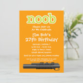 Invitation Fête d'anniversaire - Gamer drôle de Noob (Debout devant)