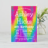 Invitation Fête d'anniversaire groovy arc-en-ciel tie-dye pou (Debout devant)