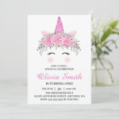 Invitation Fête d'anniversaire licorne mignonne avec nom rose (Debout devant)