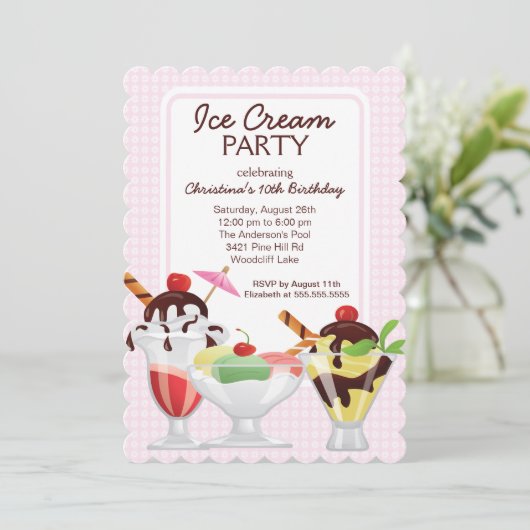 Invitation Fête d'anniversaire mignonne de parfait de crème (Debout devant)