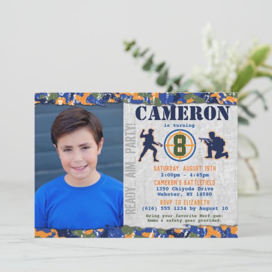 Invitation Fête d'anniversaire militaire photo camouflage sol (Debout devant)