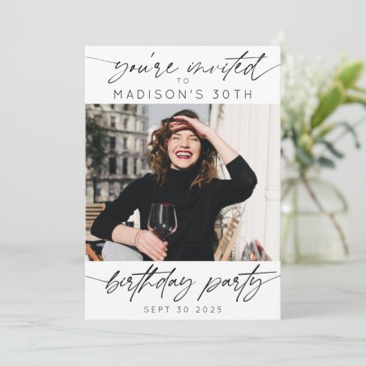 Invitation Fête d'anniversaire moderne Simple Script Photo (Debout devant)