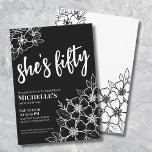 Invitation Fête d'anniversaire noir blanc 50 ans<br><div class="desc">Carton d'invitation pour une fête d'anniversaire des 50 ans "Floral Fifty Noir et Blanc". Une invitation à une fête d'anniversaire des 50 ans amusante mais élégante avec des fleurs noires et blanches pour les jeunes dans l'âme. Un motif floral ludique encadre une typographie cursive "elle a cinquante ans" mélangée à...</div>