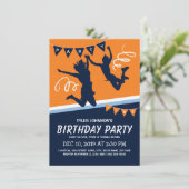 Invitation Fête d'anniversaire pour garçons au parc de trampo (Debout devant)