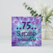 Invitation Fête d'anniversaire pourpre bleue de surprise de (Debout devant)