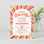 Invitation Fête d'anniversaire Rétro Daisy Let's Get Groovy 7 (Debout devant)