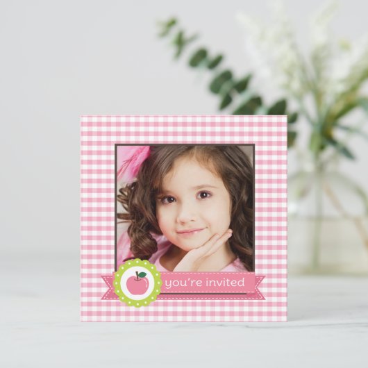 Invitation Fête d'anniversaire rose Girly d'Apple (Debout devant)