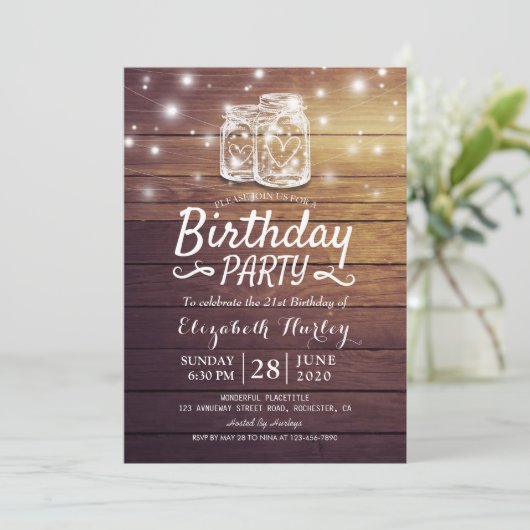 Invitation Fête d'anniversaire Rustic Wood Mason Jar String l (Debout devant)