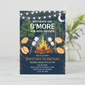 Invitation Fête d'anniversaire S'mores de feu de camp amusant (Debout devant)