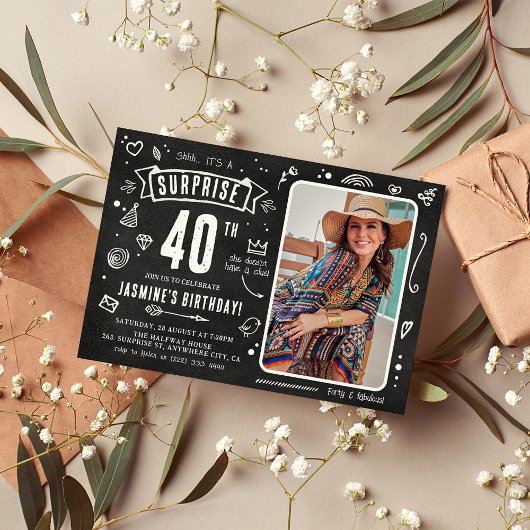 Invitation Fête d'anniversaire surprise Fun Chalkboard Doodle