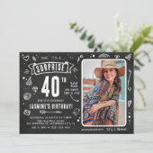 Invitation Fête d'anniversaire surprise Fun Chalkboard Doodle (Debout devant)