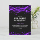 Invitation Fête d'anniversaire surprise noire et violette pou (Debout devant)