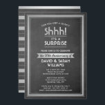 Invitation Fête d'anniversaire surprise Panneau et argent<br><div class="desc">Pouvez-vous garder un secret? Invitez la famille et les amis à une célébration d'anniversaire surprise élégante et excitante avec des invitations de fête personnalisées noires, blanches et argentées. Tout le libellé de ce modèle est facile à personnaliser, y compris le message qui indique "Chut! C'est une SURPRISE". Le design présente...</div>