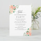 Invitation Fête d'anniversaire surprise Peach Floral (Debout devant)